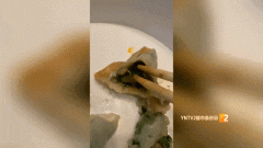昆明一出名连锁店蒸饺吃出生肉！“孩子吃了5个